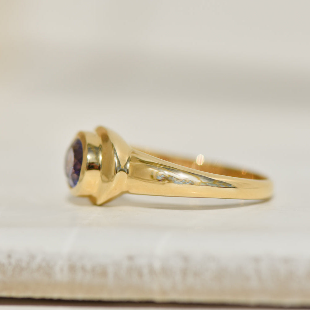 Ring aus 18 Karat Gelbgold mit Tansanit im Ovalschliff