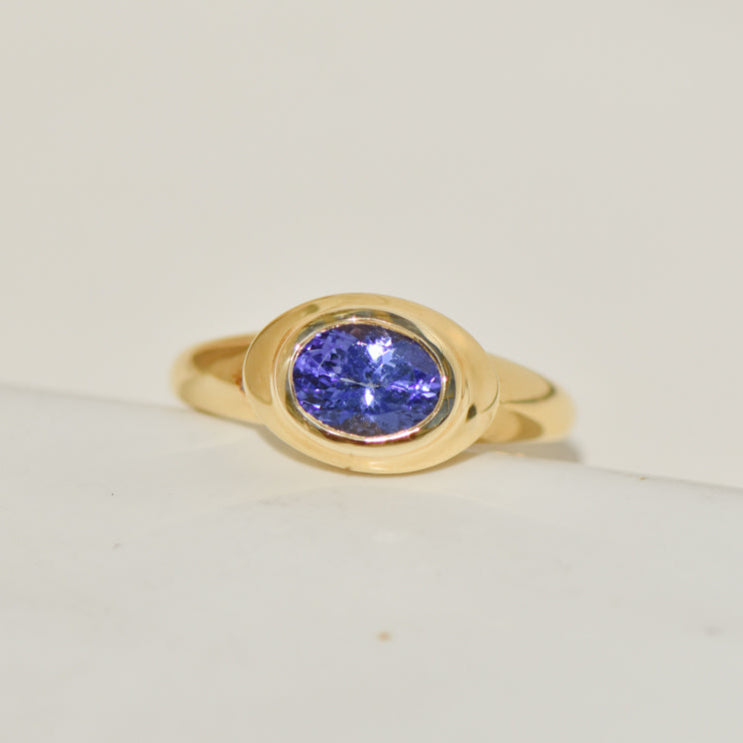Ring aus 18 Karat Gelbgold mit Tansanit im Ovalschliff