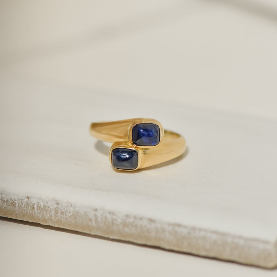 Ring made of 14K yellow gold with diamond solitaire and pavé setting – finely set, elegantly finished