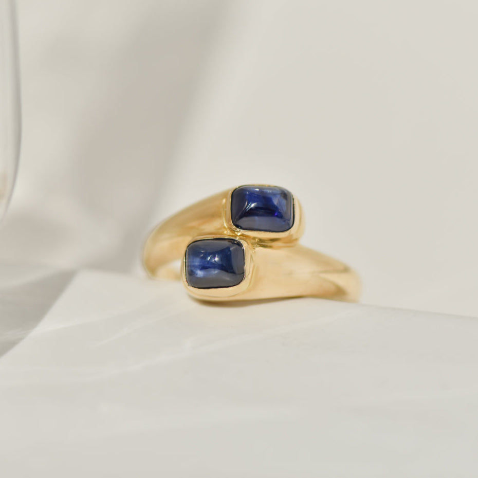Ring made of 14K yellow gold with diamond solitaire and pavé setting – finely set, elegantly finished