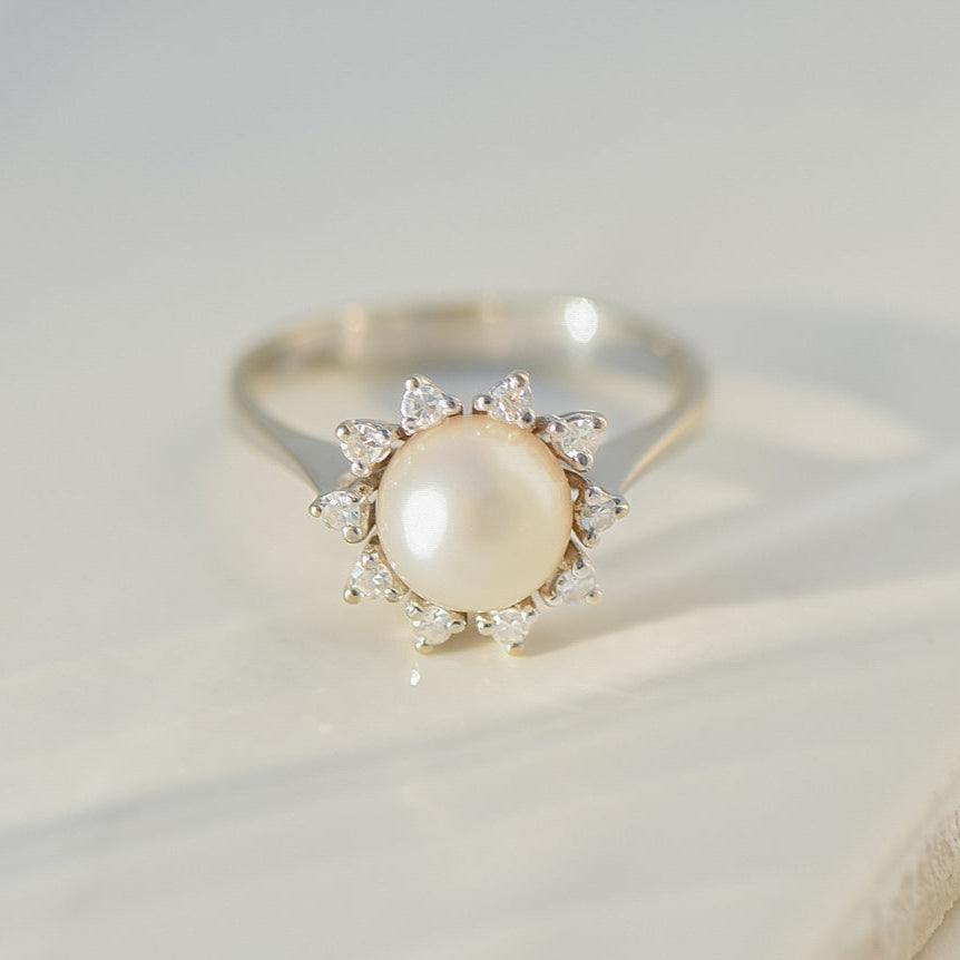 Ring made of 14K yellow gold with diamond solitaire and pavé setting – finely set, elegantly finished