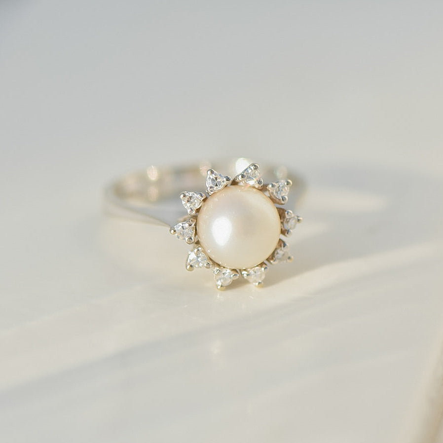 Ring made of 14K yellow gold with diamond solitaire and pavé setting – finely set, elegantly finished
