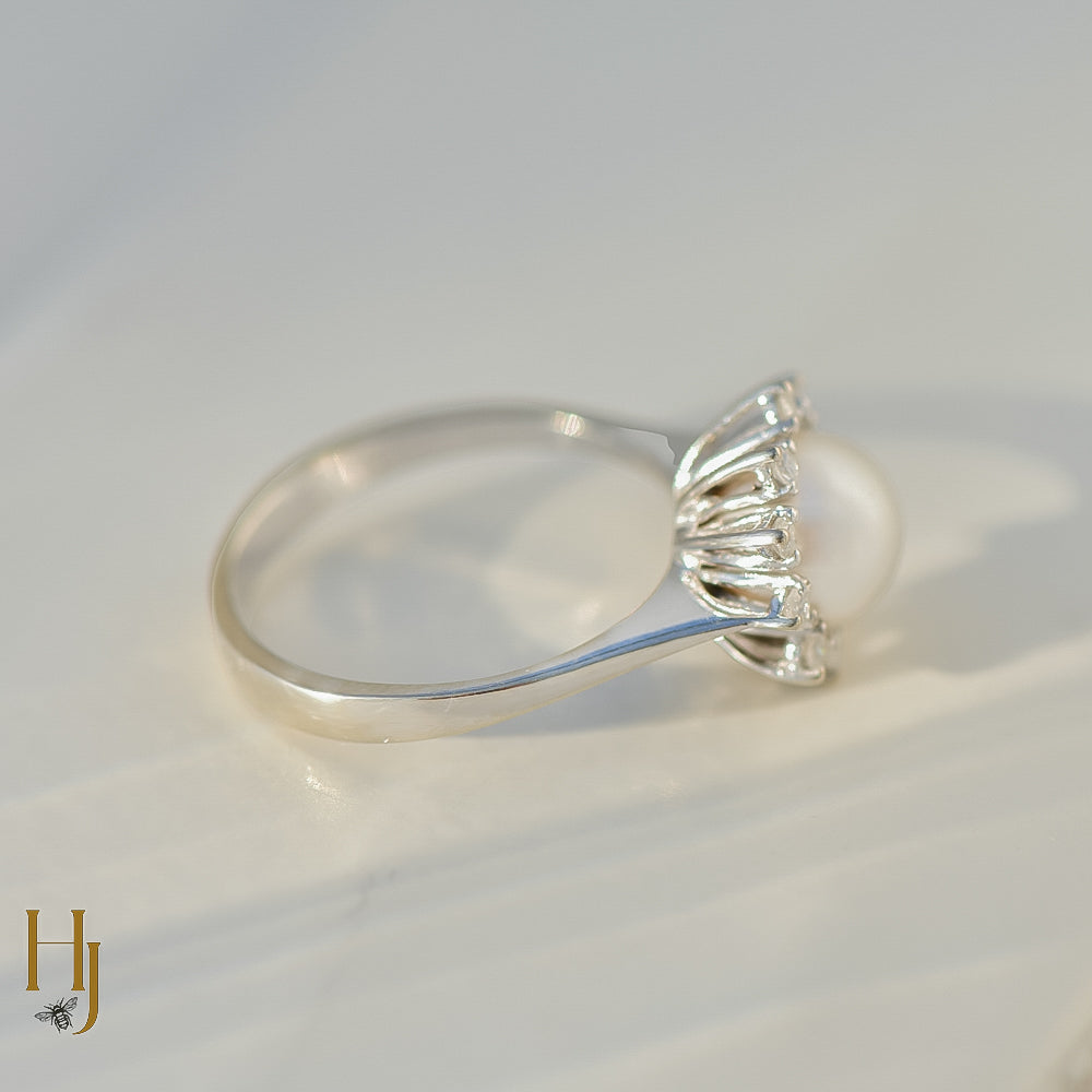 Ring made of 14K yellow gold with diamond solitaire and pavé setting – finely set, elegantly finished