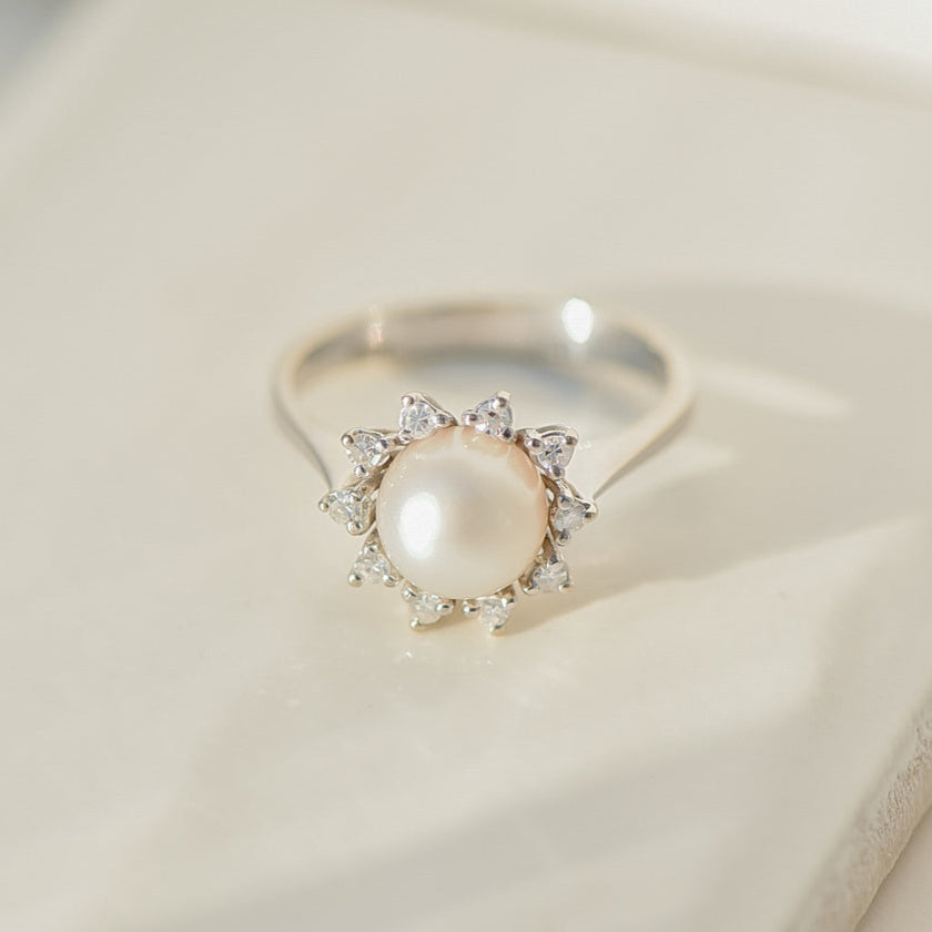 Ring made of 14K yellow gold with diamond solitaire and pavé setting – finely set, elegantly finished