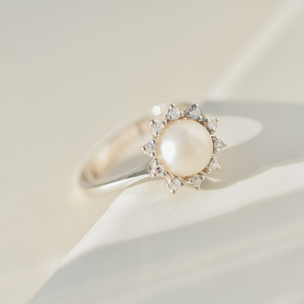 Ring made of 14K yellow gold with diamond solitaire and pavé setting – finely set, elegantly finished