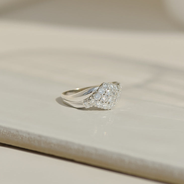 Ring made of 14K yellow gold with diamond solitaire and pavé setting – finely set, elegantly finished
