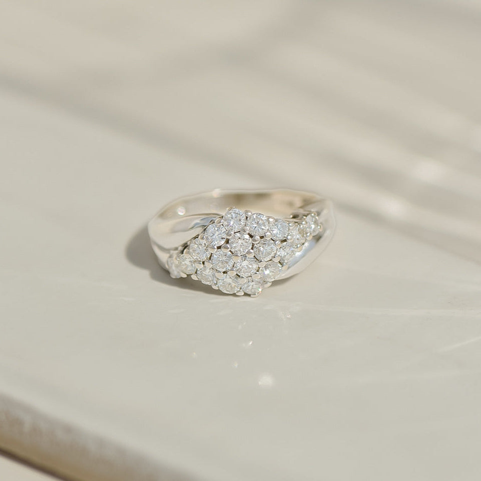 Ring made of 14K yellow gold with diamond solitaire and pavé setting – finely set, elegantly finished