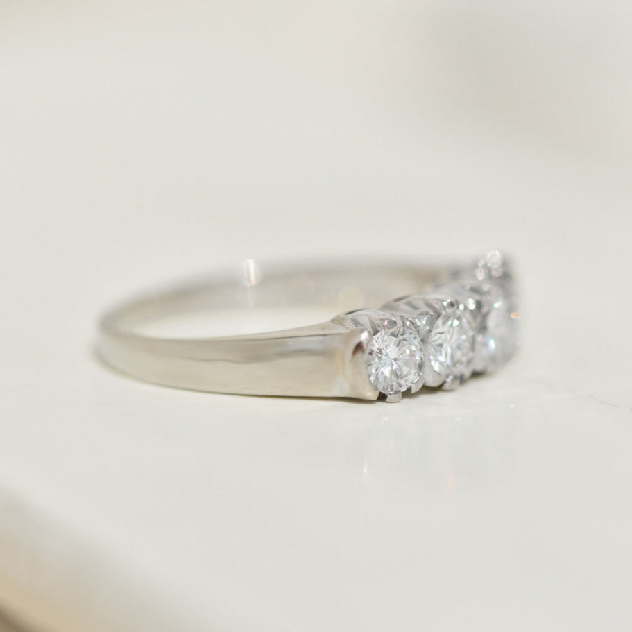 Memory ring made of 14 carat gold with brilliant