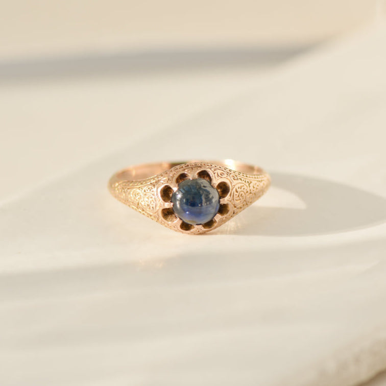Antique gold ring with sapphire in 14K gold