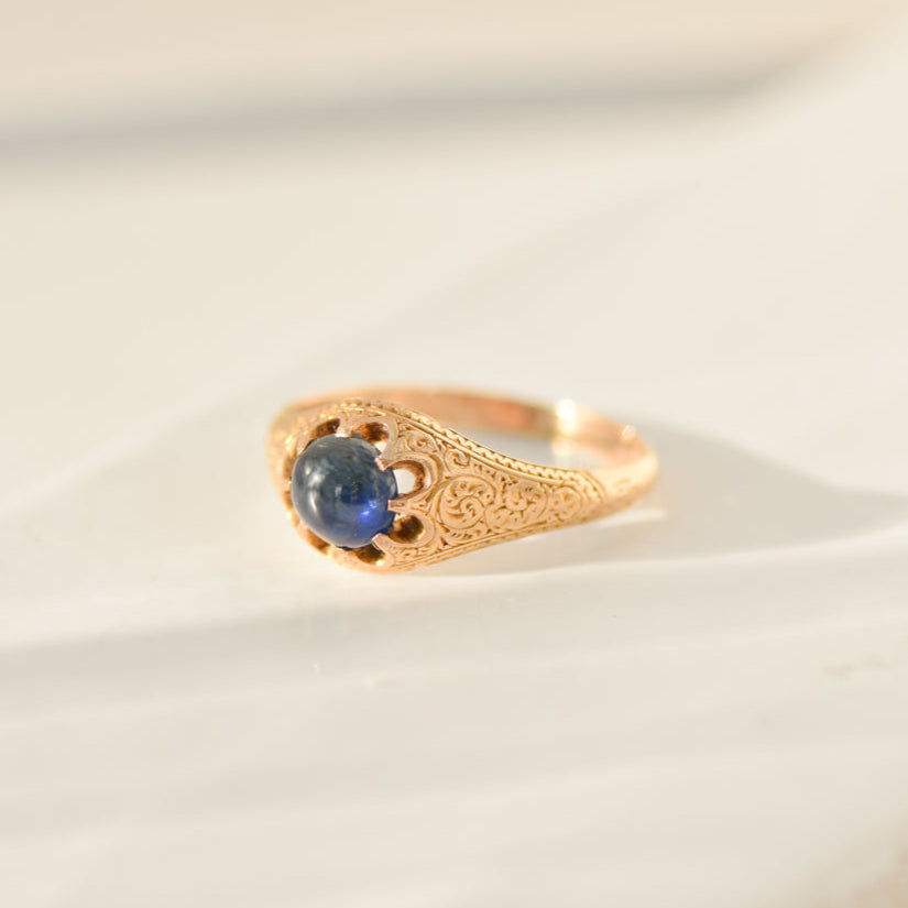 Antique gold ring with sapphire in 14K gold