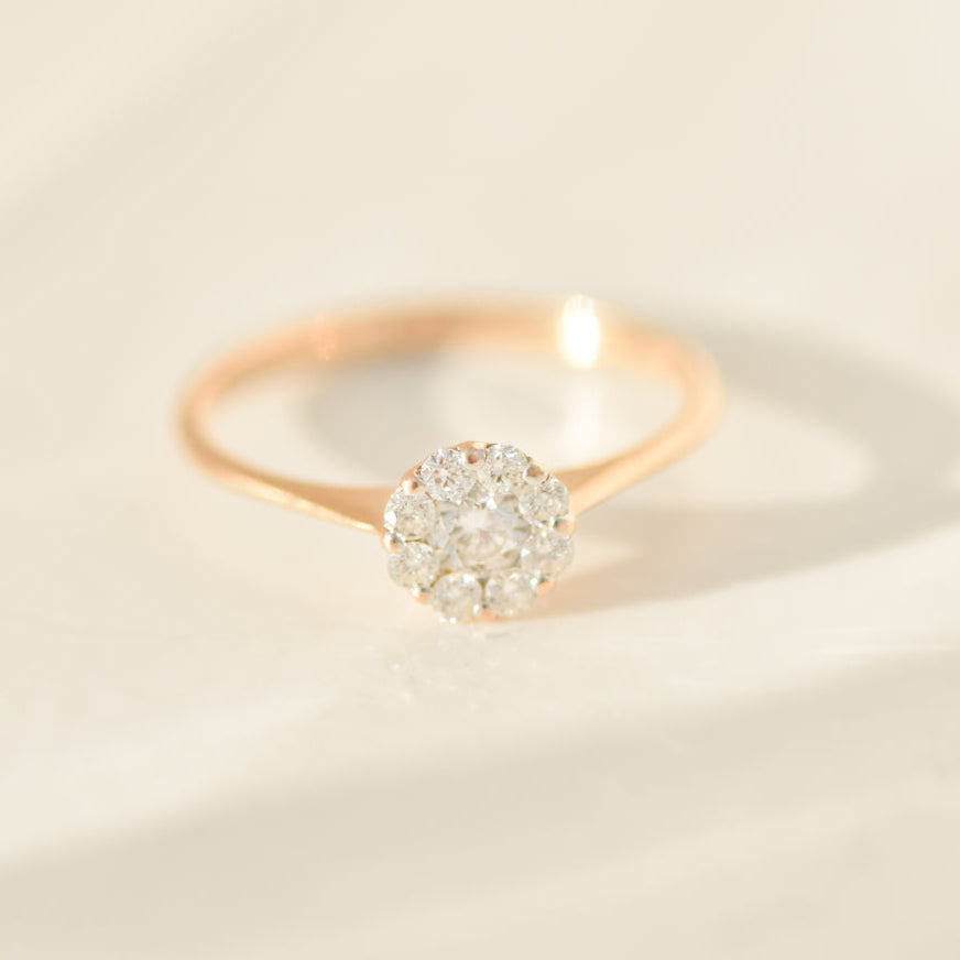Delicate vintage ring in 14K yellow gold with diamond blossom – filigree, feminine, sparkling