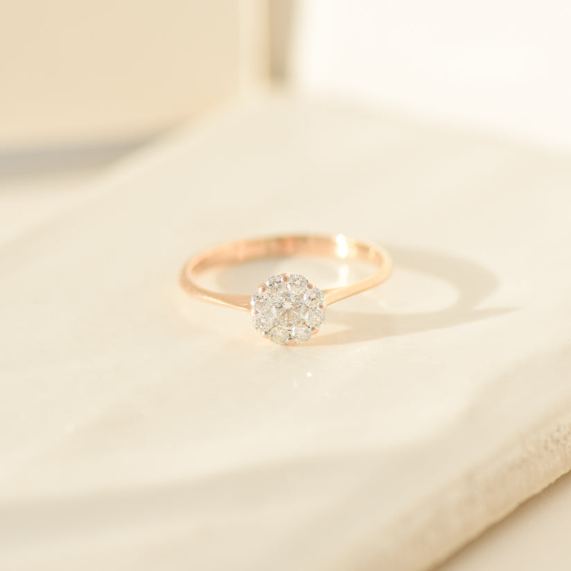 Delicate vintage ring in 14K yellow gold with diamond blossom – filigree, feminine, sparkling
