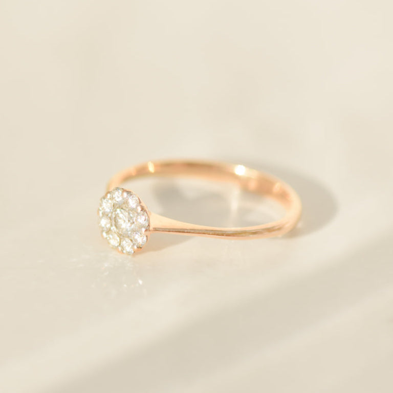 Delicate vintage ring in 14K yellow gold with diamond blossom – filigree, feminine, sparkling