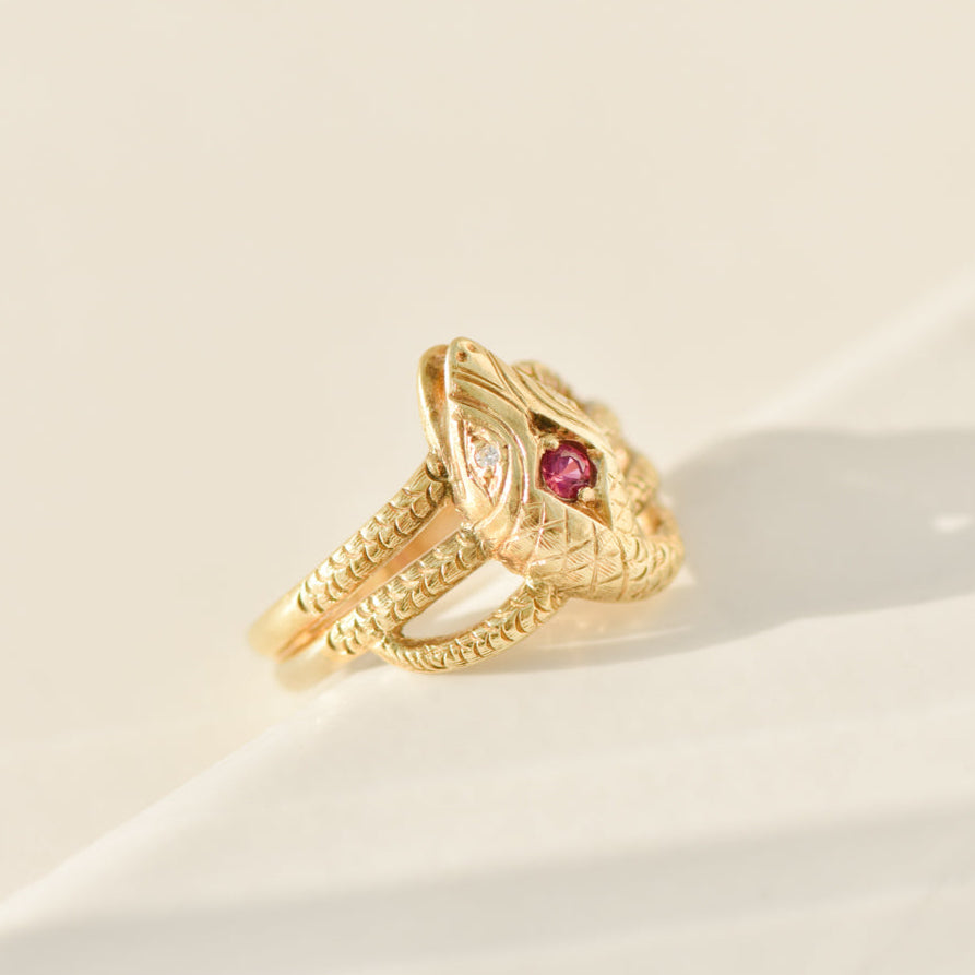 Vintage snake ring with ruby ​​in 14K gold