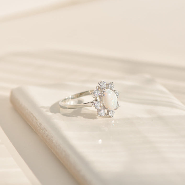 750 gold ring with opal and diamonds