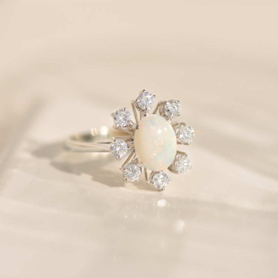 750 gold ring with opal and diamonds