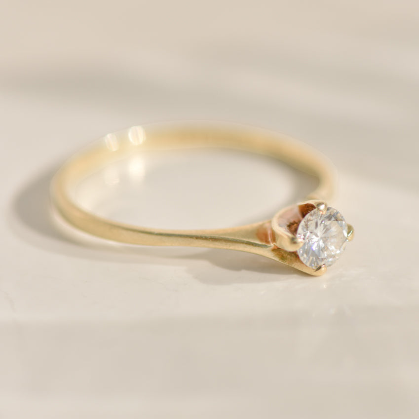 Ring made of 14K yellow gold with diamond solitaire and pavé setting – finely set, elegantly finished