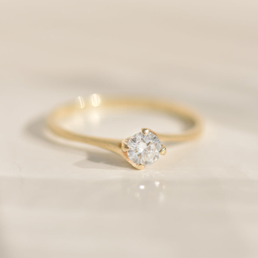 Ring made of 14K yellow gold with diamond solitaire and pavé setting – finely set, elegantly finished
