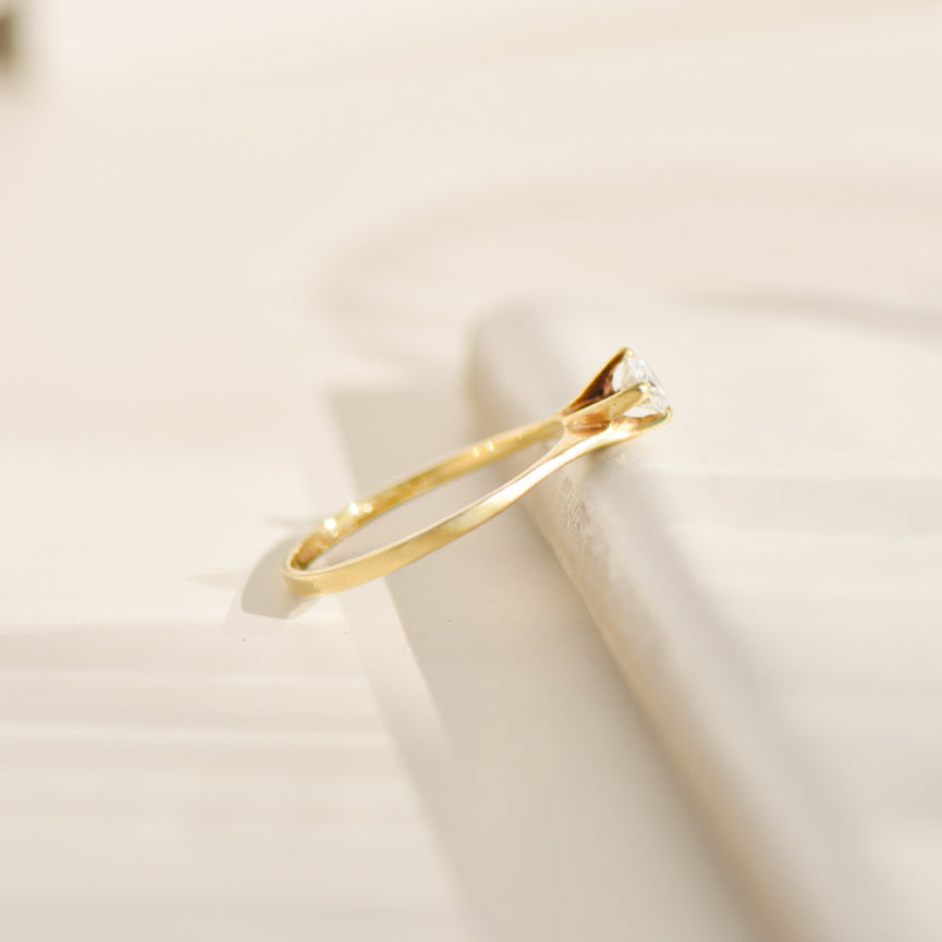 Ring made of 14K yellow gold with diamond solitaire and pavé setting – finely set, elegantly finished