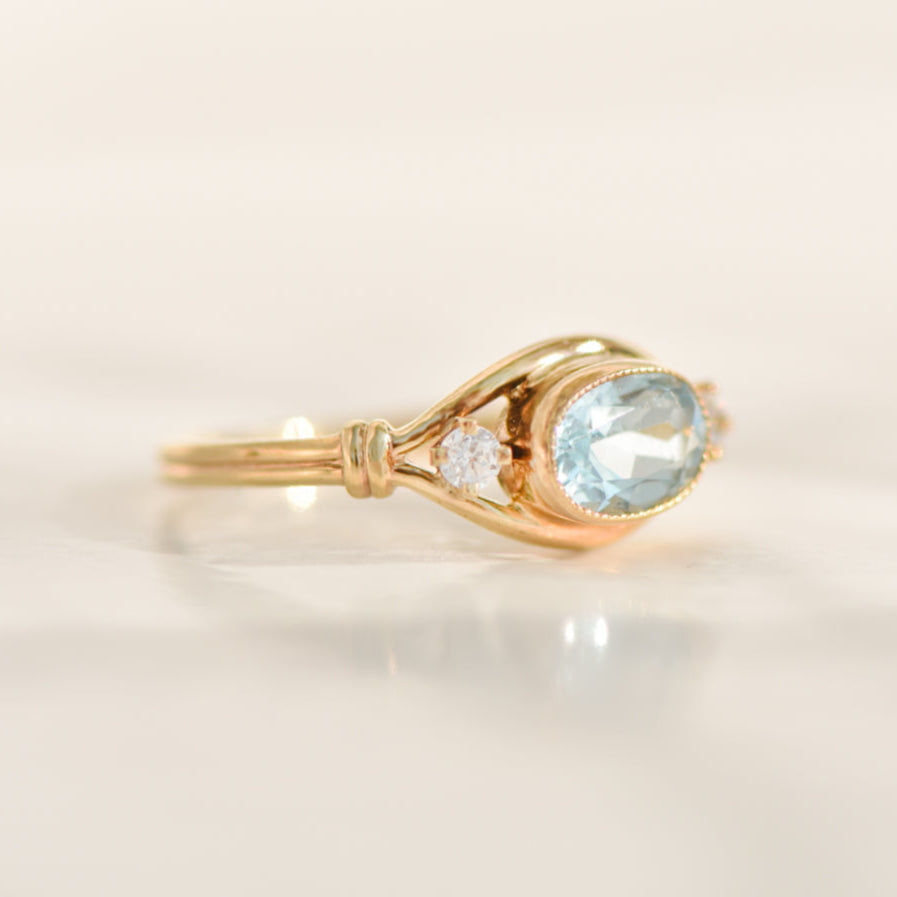 Ring made of 14K yellow gold with diamond solitaire and pavé setting – finely set, elegantly finished