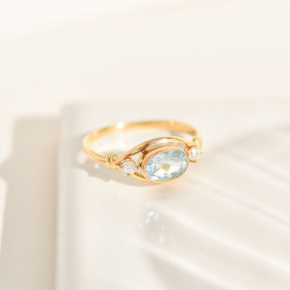Ring made of 14K yellow gold with diamond solitaire and pavé setting – finely set, elegantly finished