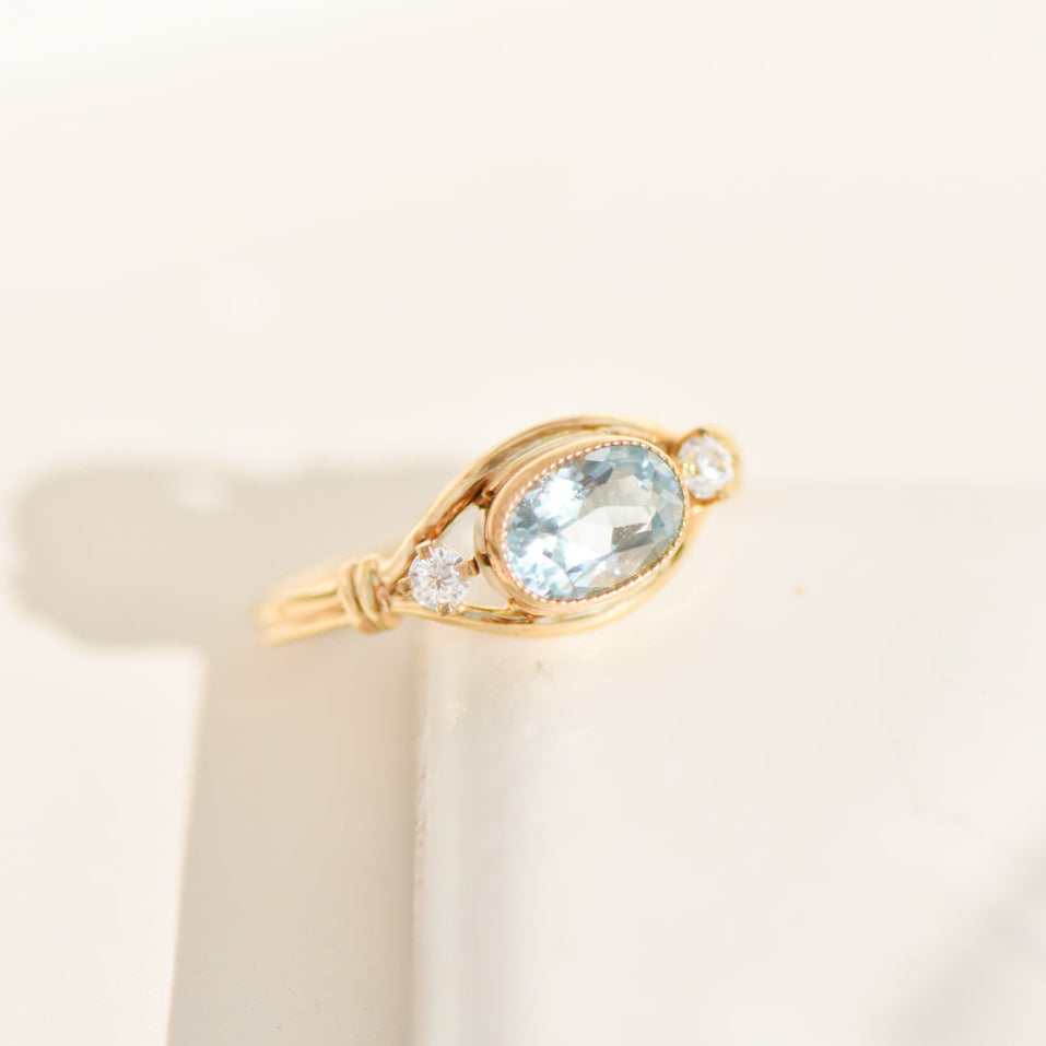 Ring made of 14K yellow gold with diamond solitaire and pavé setting – finely set, elegantly finished