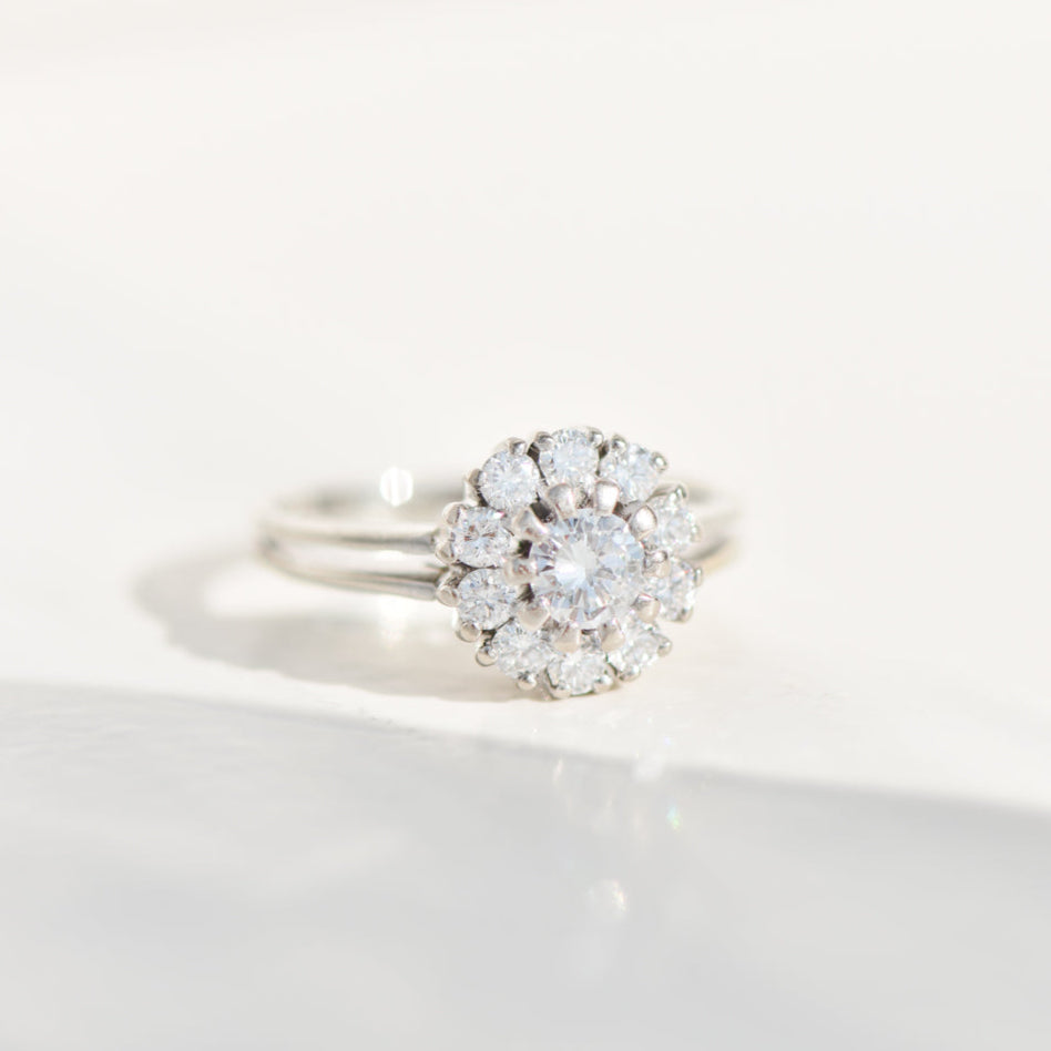 14K white gold ring with diamond blossom – timeless elegance with floral sparkle
