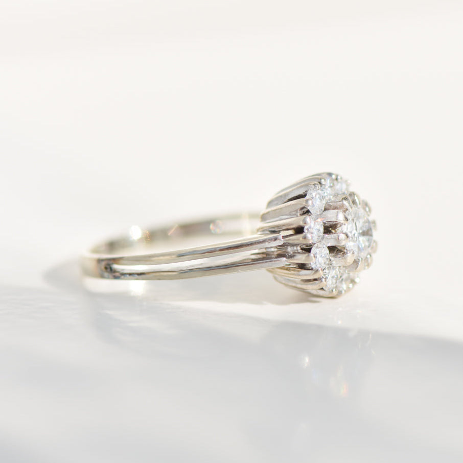 14K white gold ring with diamond blossom – timeless elegance with floral sparkle