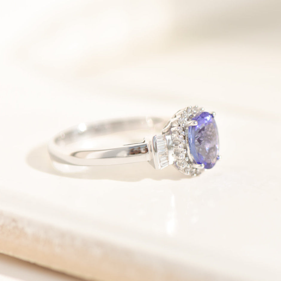 Entourage ring in 18K white gold with tanzanite &amp; diamonds – royal blue, brilliant-set