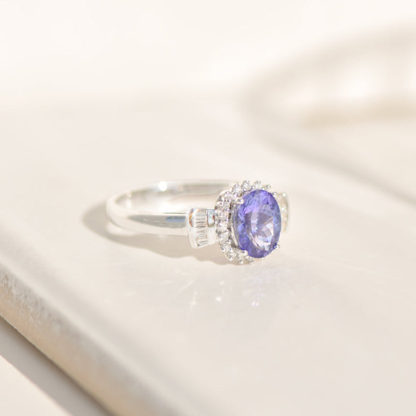 Entourage ring in 18K white gold with tanzanite &amp; diamonds – royal blue, brilliant-set