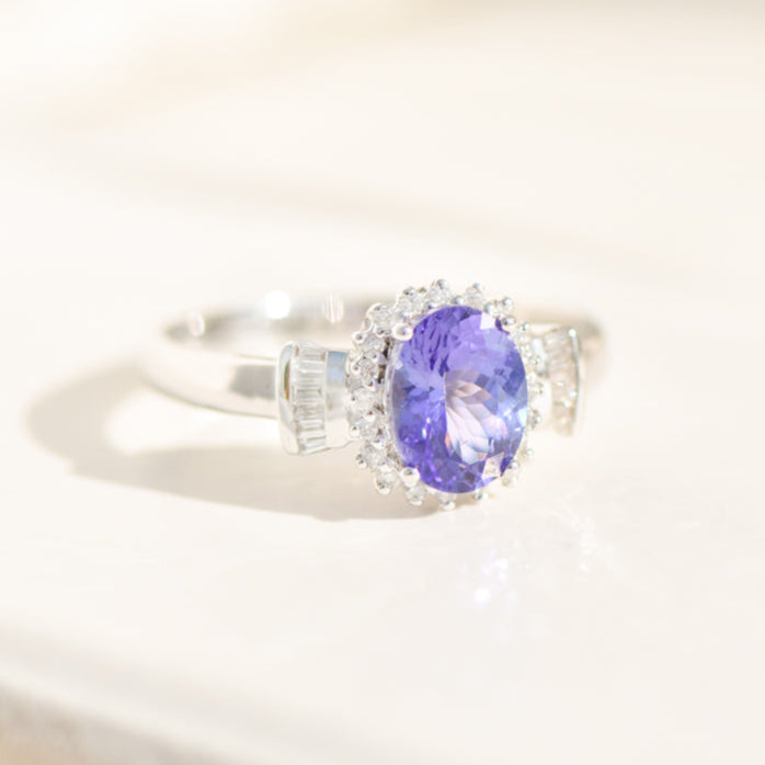 Entourage ring in 18K white gold with tanzanite &amp; diamonds – royal blue, brilliant-set