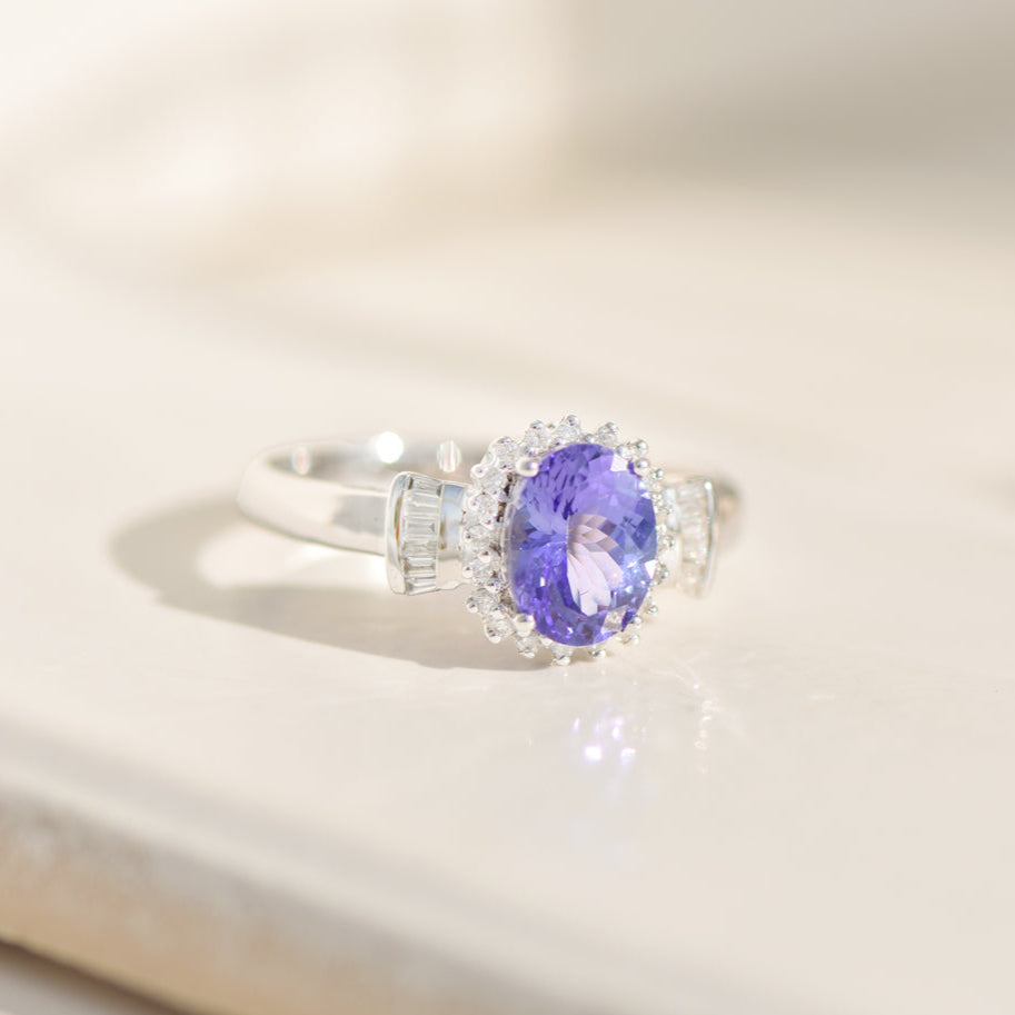 Entourage ring in 18K white gold with tanzanite &amp; diamonds – royal blue, brilliant-set