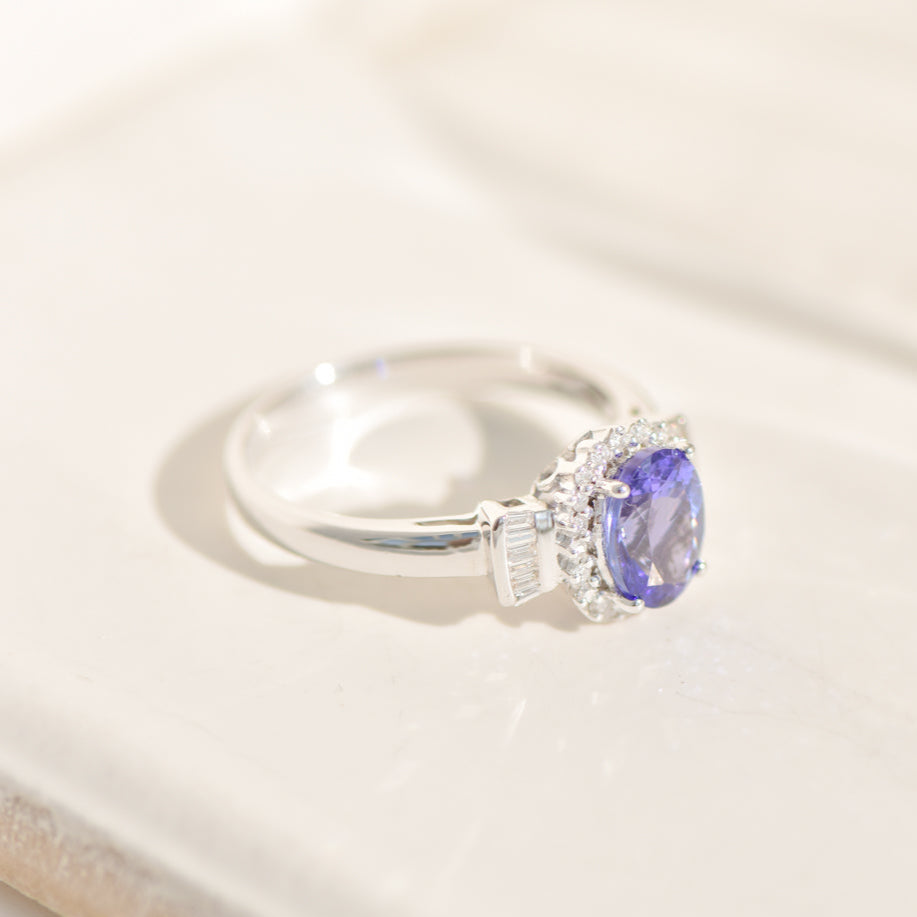 Entourage ring in 18K white gold with tanzanite &amp; diamonds – royal blue, brilliant-set