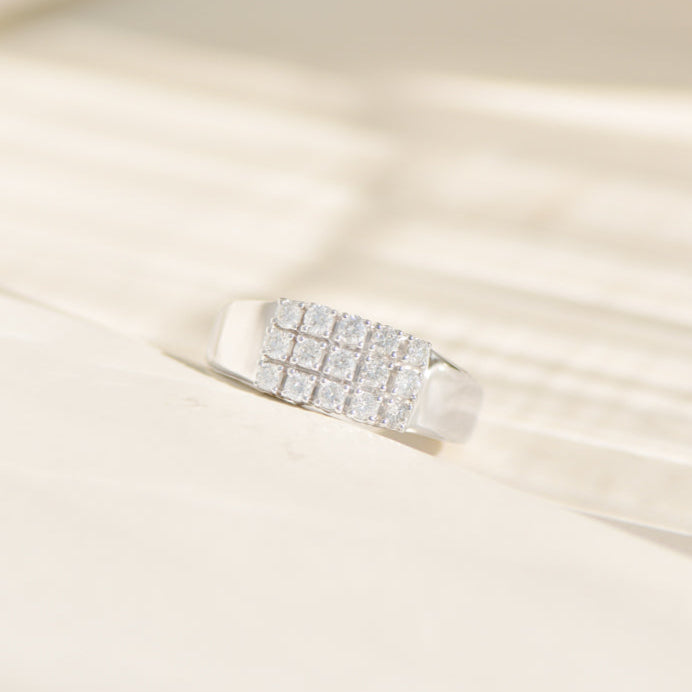 14K white gold ring with 15 diamonds – clean lines, strong sparkle