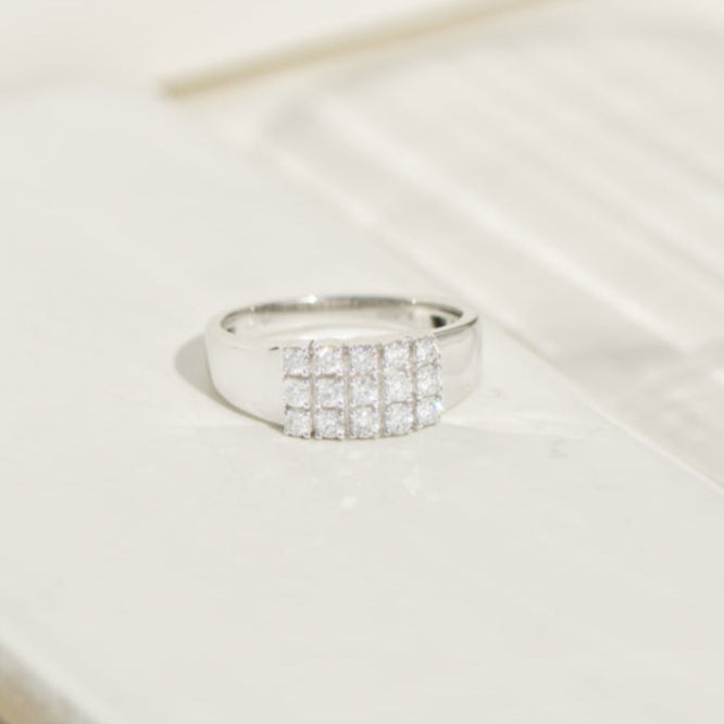 14K white gold ring with 15 diamonds – clean lines, strong sparkle