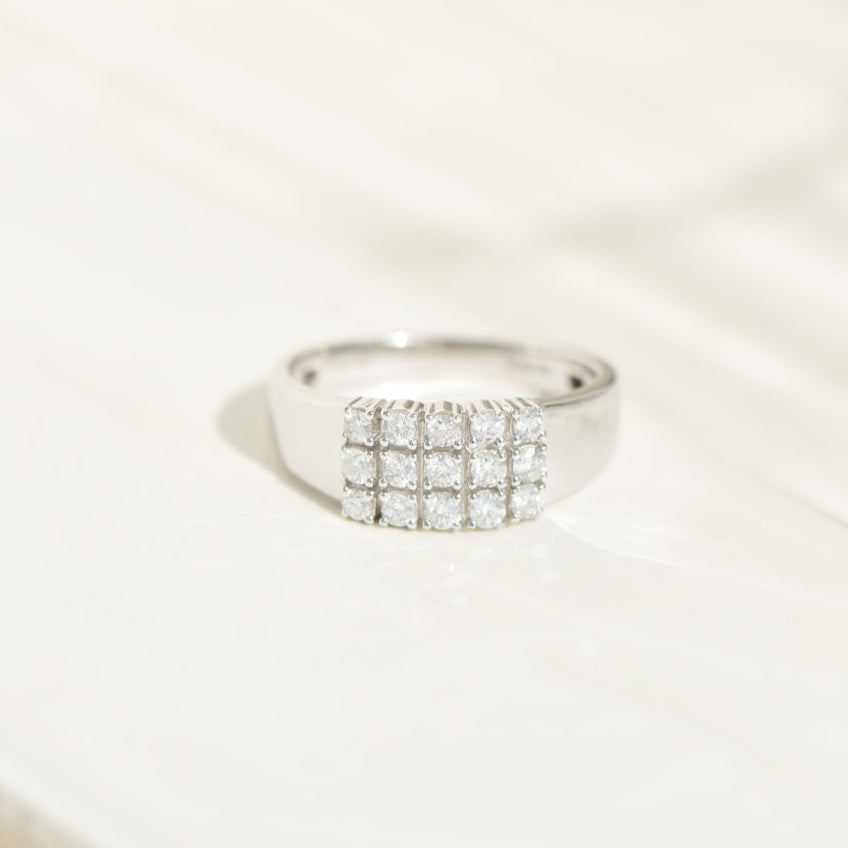 14K white gold ring with 15 diamonds – clean lines, strong sparkle