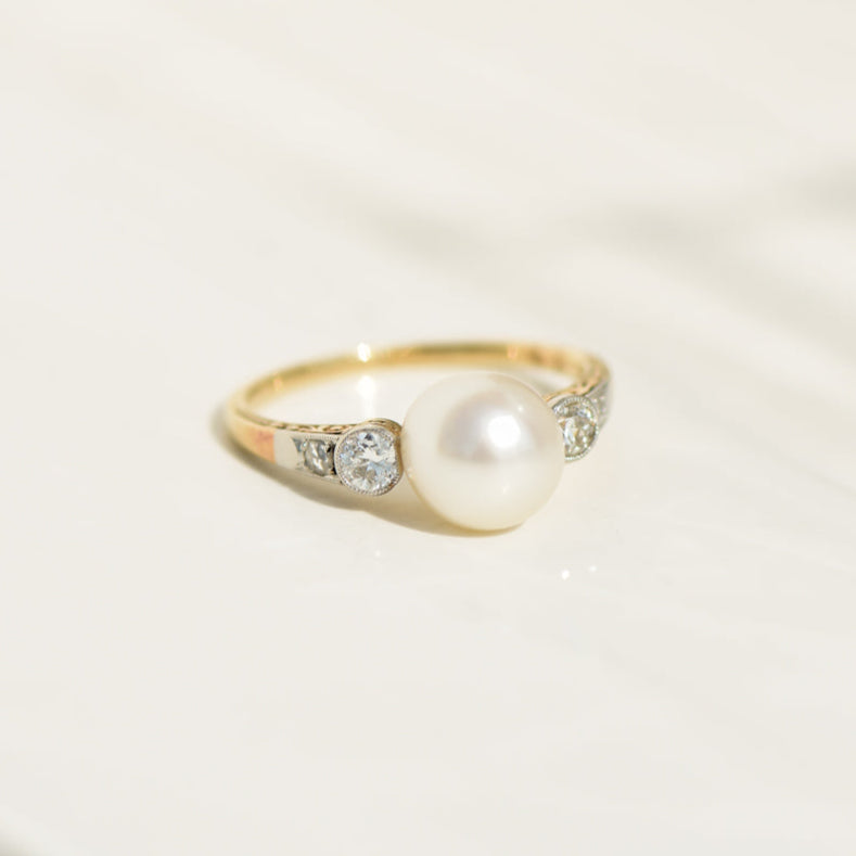 Ring made of 14K yellow gold with diamond solitaire and pavé setting – finely set, elegantly finished