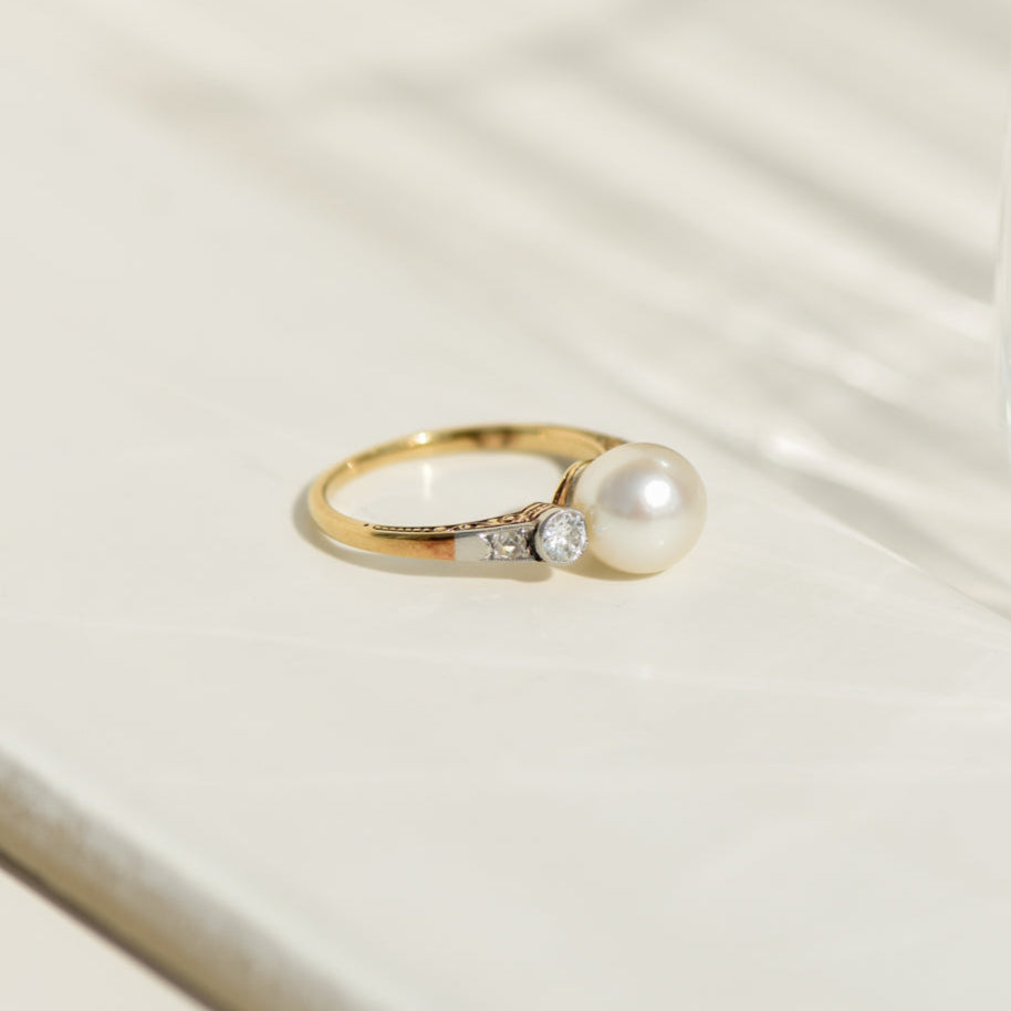 Ring made of 14K yellow gold with diamond solitaire and pavé setting – finely set, elegantly finished