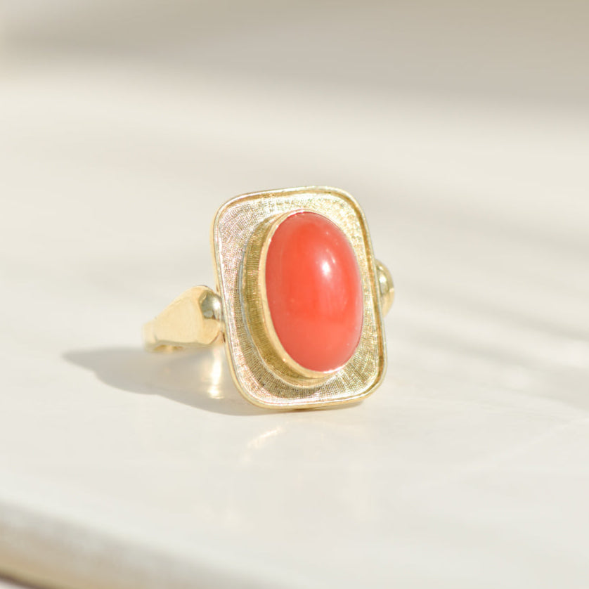 Mid-century cocktail ring in 8K yellow gold with coral – summer mood cast in gold