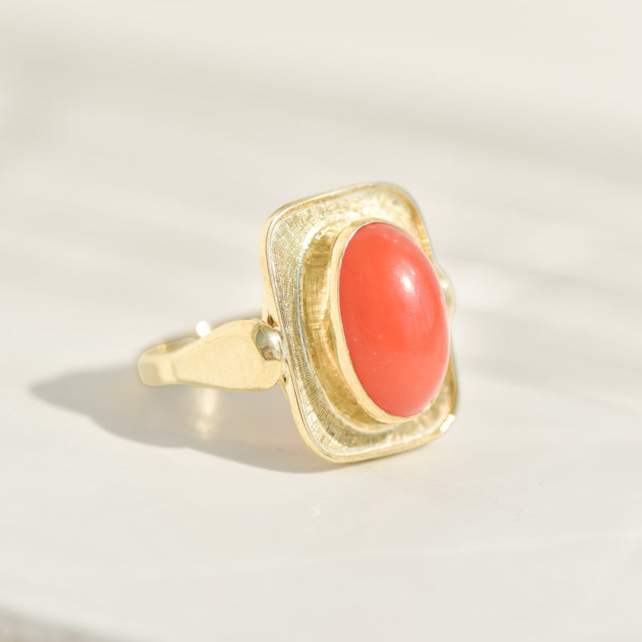 Mid-century cocktail ring in 8K yellow gold with coral – summer mood cast in gold