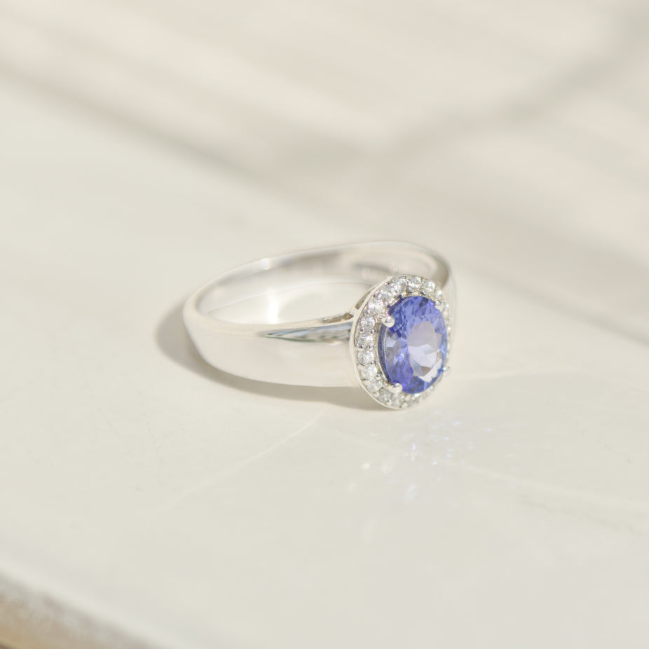 14K white gold ring with tanzanite and zircons – royal blue meets sparkling white