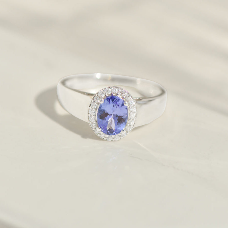 14K white gold ring with tanzanite and zircons – royal blue meets sparkling white