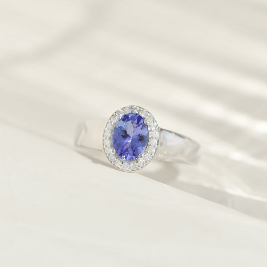 14K white gold ring with tanzanite and zircons – royal blue meets sparkling white