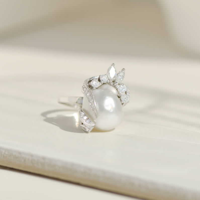 Statement ring in 14K white gold with South Sea pearl &amp; diamonds – Pure elegance meets drama