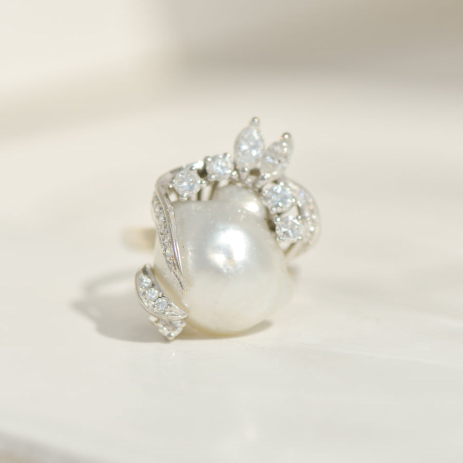 Statement ring in 14K white gold with South Sea pearl &amp; diamonds – Pure elegance meets drama