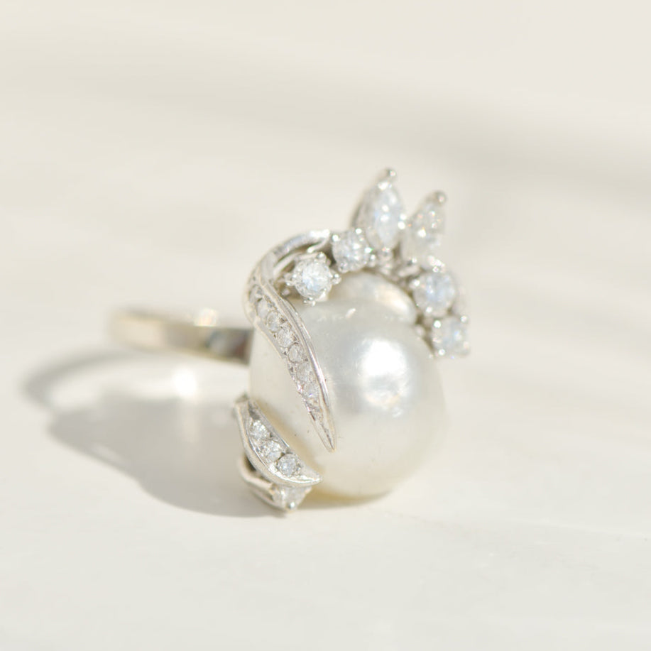 Statement ring in 14K white gold with South Sea pearl &amp; diamonds – Pure elegance meets drama