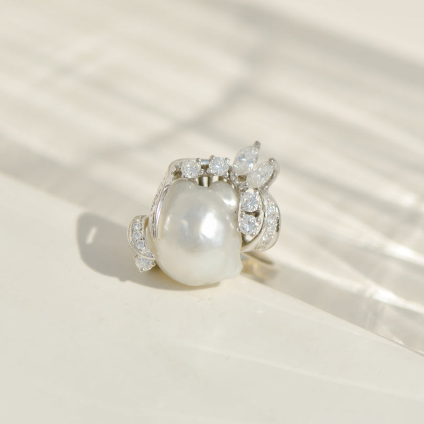 Statement ring in 14K white gold with South Sea pearl &amp; diamonds – Pure elegance meets drama