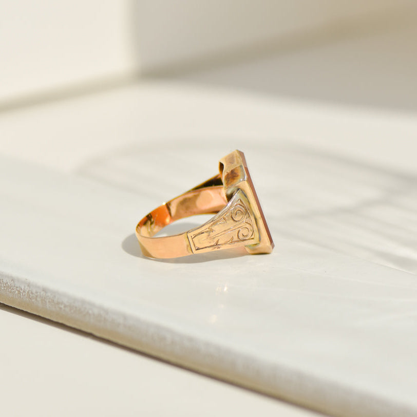 Ring made of 14K yellow gold with diamond solitaire and pavé setting – finely set, elegantly finished
