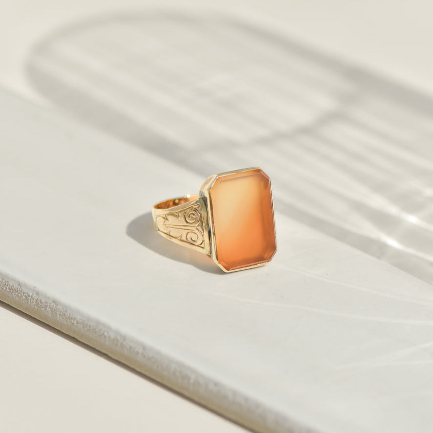 Ring made of 14K yellow gold with diamond solitaire and pavé setting – finely set, elegantly finished