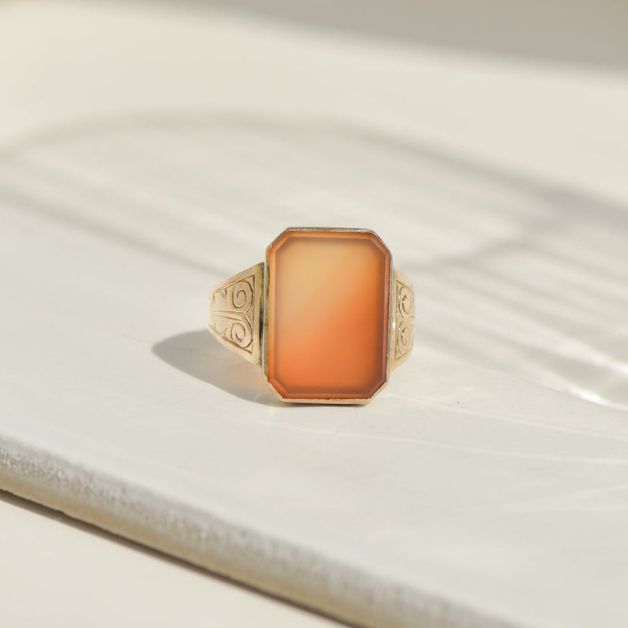 Ring made of 14K yellow gold with diamond solitaire and pavé setting – finely set, elegantly finished